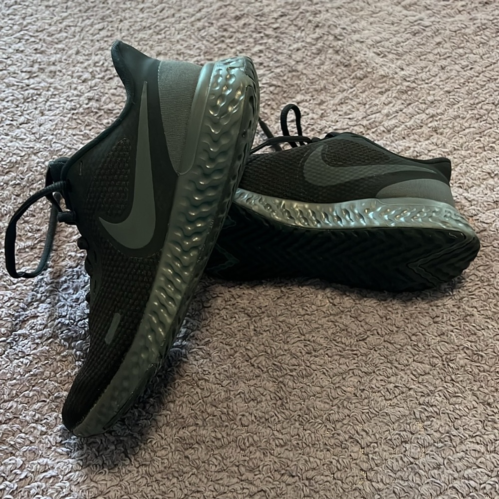 All black Nikes Tennis shoes